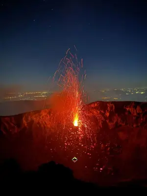 Etna-excursion-to-the-Summit-Craters-at-sunset-with-eruption-Etna-Exkursion-zu-den-Gipfelkratern-bei-Sonnenuntergang-mit-Eruption-1-3-scaled-2