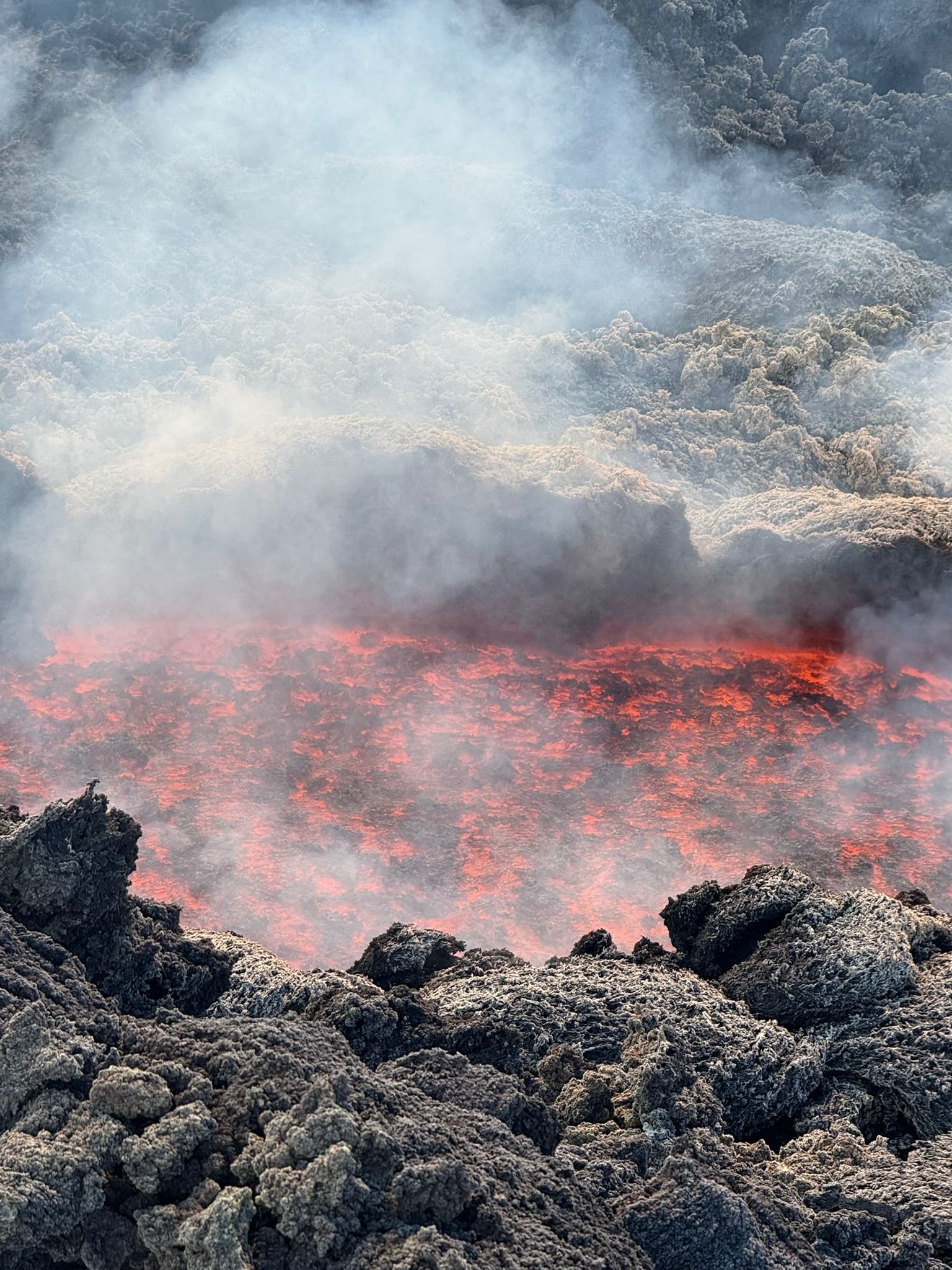 Scorrimento lava Etna 9 febbraio 2025