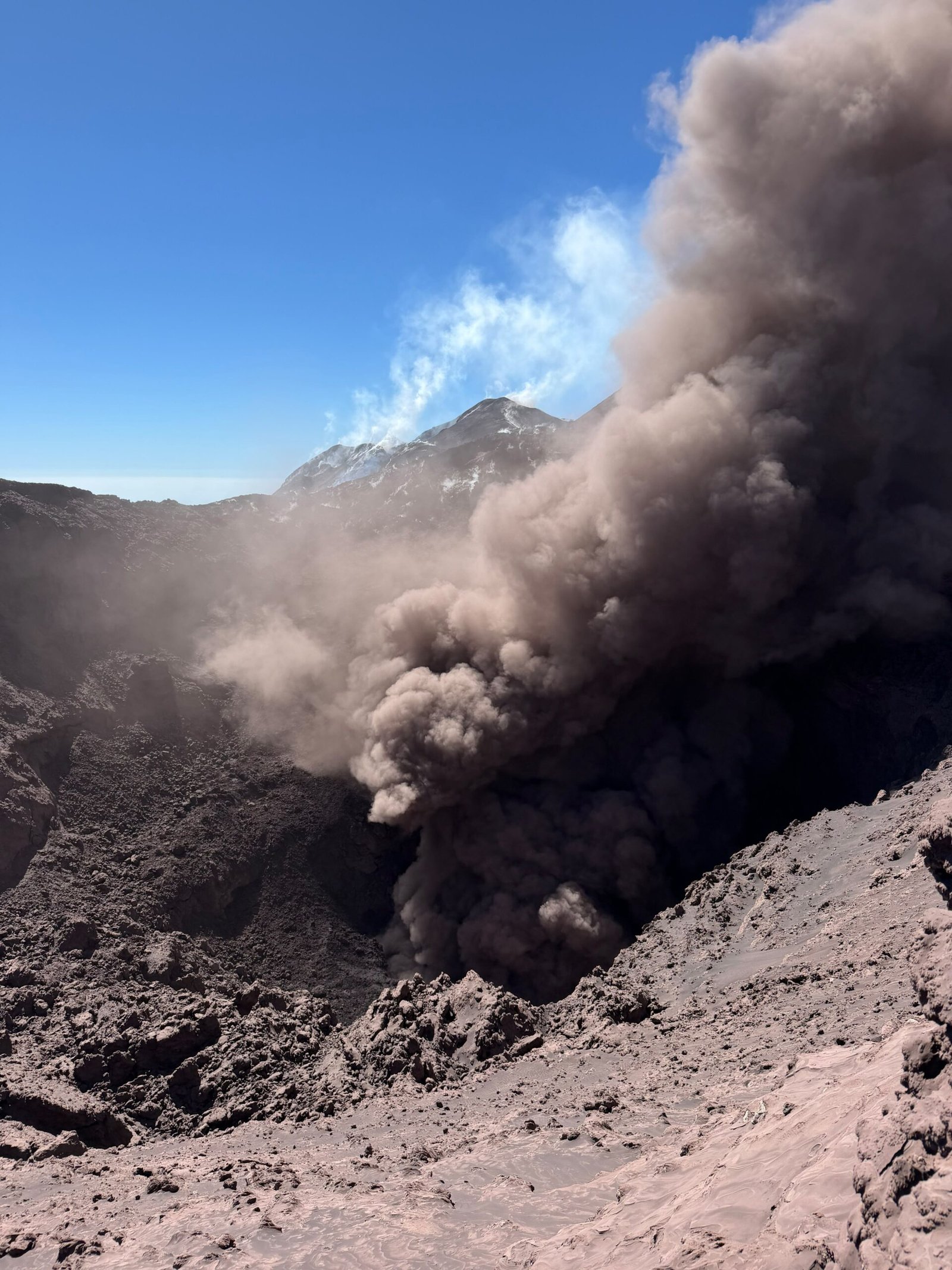 Émission de cendres sombres depuis une bouche des cratères sommitaux de l’Etna