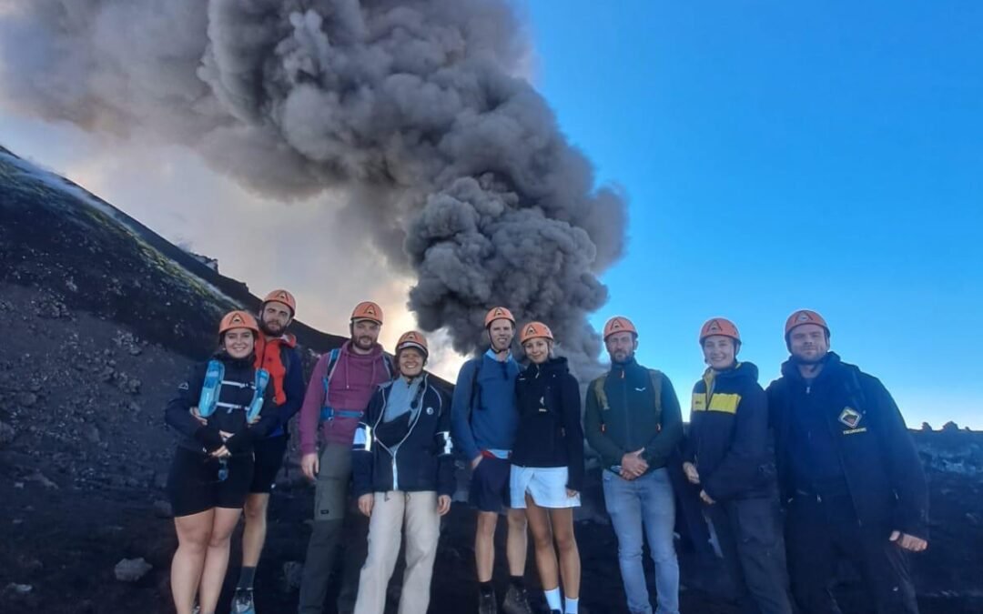 Etna, emissioni di cenere dai crateri sommitali: situazione attuale, aeroporto di Catania e come visitare il vulcano