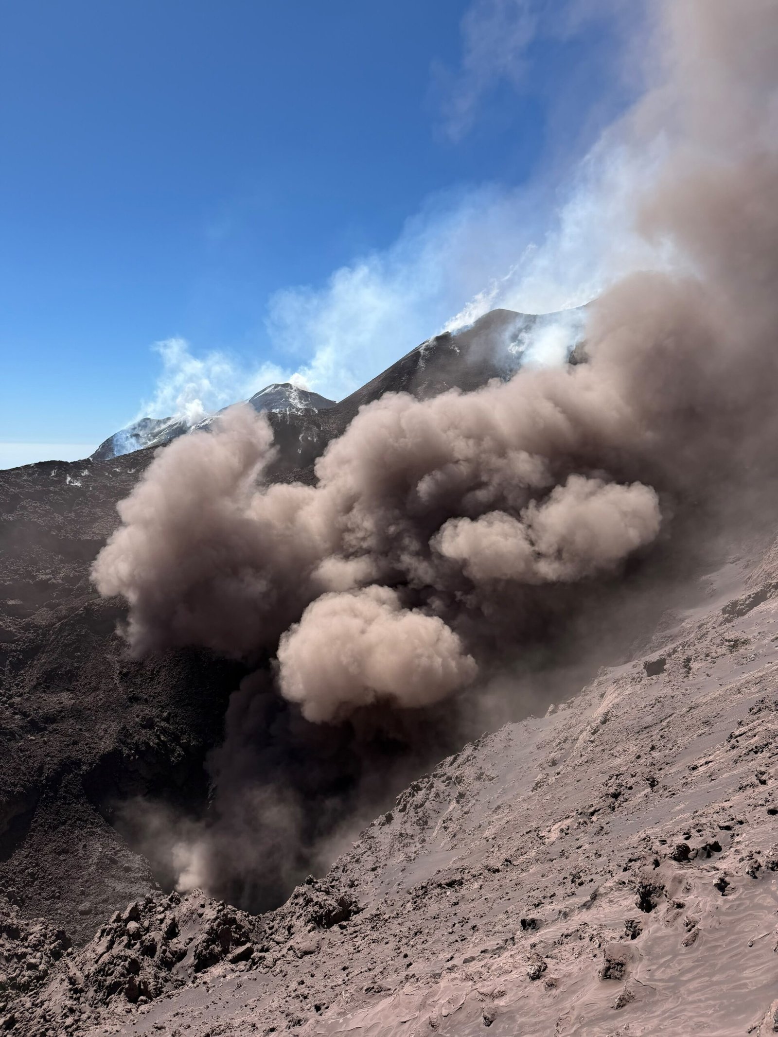 Nuage de cendres fines sortant d’un cratère sommital de l’Etna